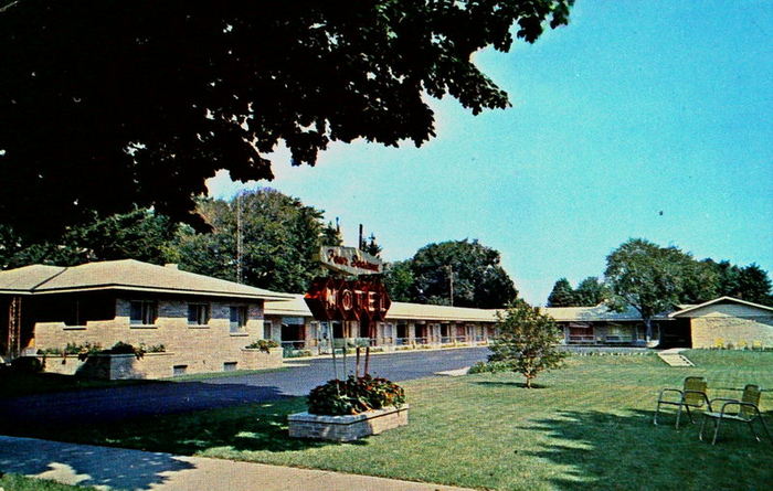 Summers Inn (Four Seasons Motel) - Old Postcard (newer photo)